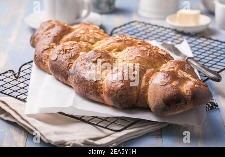 Tsoureki Zopf, griechisches osterbrot, auf Holz Stockfoto