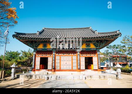 Miryang, Korea - November 8, 2020 : Yeongnamnu Cheonjingung Koreanische traditionelle Architektur Stockfoto