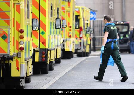 Datei Foto vom 12/01/21 von Krankenwagen in Whitechapel Krankenhaus in London. Mehr als jeder dritte Krankenwagen hat Covid-19 bekommen – vor allem während der Arbeit, laut neuen Untersuchungen. Ausgabedatum: Montag, 8. Februar 2021. Stockfoto