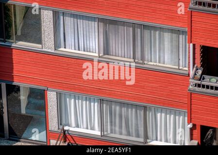 Fassade des Wohnhauses am sonnigen Tag Stockfoto