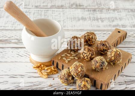 Gesunde Bio-Energiebisse mit Nüssen, Kakao, Kokosnuss und Honig - vegane vegetarische Rohkost oder Mahlzeit. Stockfoto