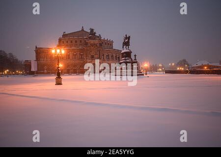 Dresden, Deutschland. Februar 2021, 08th. Der Theaterplatz vor der Semperoper und die Reiterstatue von König Johann ist morgens mit Schnee bedeckt. Quelle: Robert Michael/dpa-Zentralbild/dpa/Alamy Live News Stockfoto