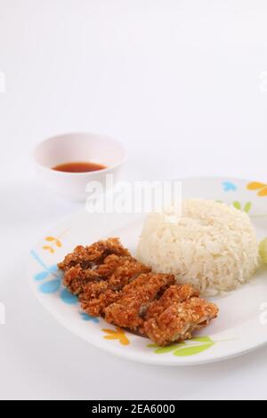 Thai Food Gourmet gebratenes Huhn mit Reis, khao mun kai in Holz Hintergrund Stockfoto