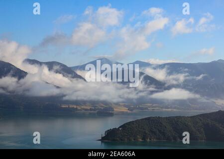 Mount Stokes und Bucht an einem Sommermorgen. Stockfoto