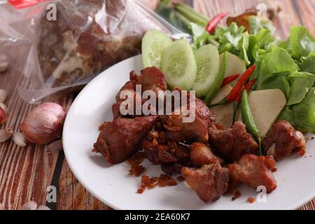 Lokale nordthailändische Küche, nordthailändische würzige Wurst Street Food isoliert in weißem Hintergrund Stockfoto