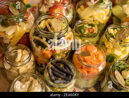 Glas Gläser mit verschiedenen Gemüse, Konserven Gemüse, Salzen von verschiedenen Gemüse in Gläsern für die langfristige Lagerung, Sorte fermentiert grün vegetab Stockfoto