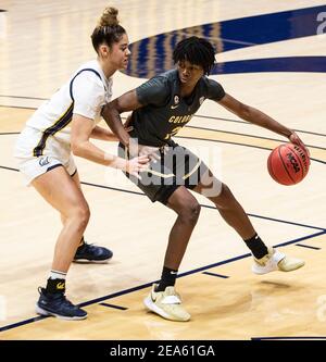 Februar 07 2021 Berkeley, CA USA Colorado Buffaloes Wache Mya Hollingshed (21) Schlachten um Position während NCAA Frauen Basketball Spiel zwischen Colorado Buffalo und den California Golden Bears 67-52 Sieg im Hass Pavilion Berkeley Calif. Thurman James / CSM Stockfoto