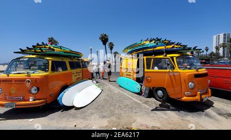 Klassische alte volkswagon Busse in santa monica Strand zum Surfen Unterricht in kalifornien für Einheimische und Touristen Stockfoto