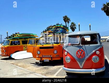 Klassische alte volkswagon Busse in santa monica Strand zum Surfen Unterricht in kalifornien für Einheimische und Touristen Stockfoto