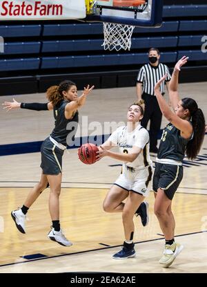 Februar 07 2021 Berkeley, CA U.S.A. die kalifornische Wache Dalayah Daniels (3) fährt zum Reifen während des NCAA Women's Basketball Spiels zwischen Colorado Buffalo und den California Golden Bears 52-67 verloren im Hass Pavilion Berkeley Calif. Thurman James / CSM Stockfoto