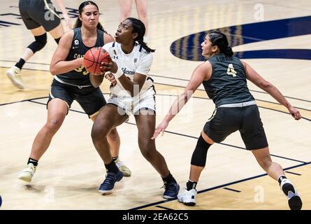 Februar 07 2021 Berkeley, CA U.S.A. California Forward Ugonne Onyiah (0) fährt zum Reifen während des NCAA Women's Basketball Spiels zwischen Colorado Buffalo und den California Golden Bears 52-67 verloren im Hass Pavilion Berkeley Calif. Thurman James / CSM Stockfoto