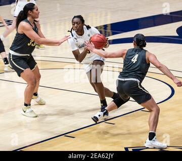 Februar 07 2021 Berkeley, CA U.S.A. California Forward Ugonne Onyiah (0) fährt zum Reifen während des NCAA Women's Basketball Spiels zwischen Colorado Buffalo und den California Golden Bears 52-67 verloren im Hass Pavilion Berkeley Calif. Thurman James / CSM Stockfoto