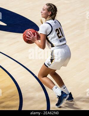 Februar 07 2021 Berkeley, CA U.S.A. die kalifornische Wache Mia Mastrov (21) schießt den Ball während des NCAA Women's Basketball Spiels zwischen Colorado Buffalo und den California Golden Bears 52-67 verloren im Hass Pavilion Berkeley Calif. Thurman James / CSM Stockfoto