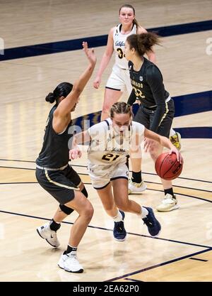 Februar 07 2021 Berkeley, CA U.S.A. die kalifornische Wache Mia Mastrov (21)fährt zum Reifen während des NCAA Women's Basketball Spiels zwischen Colorado Buffalo und den California Golden Bears 52-67 verloren im Hass Pavilion Berkeley Calif. Thurman James / CSM Stockfoto