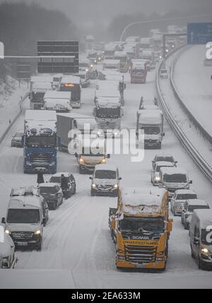 Dresden, Deutschland. Februar 2021, 08th. Autos und Lkw stecken aufgrund von Schneefall in Staus auf der Autobahn 4 in Richtung Frankfurt bei Dresden. Quelle: Robert Michael/dpa-Zentralbild/dpa/Alamy Live News Stockfoto