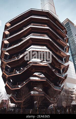 Vertikale Aufnahme des modernen Gebäudes des Schiffes auch Bekannt als die Hudson Yards Staircase Stockfoto