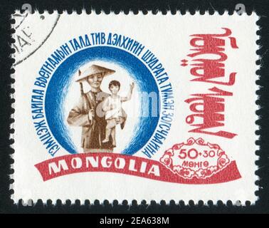 MONGOLEI - UM 1967: Stempel gedruckt von der Mongolei, zeigt Mutter und Kind aus Vietnam, um 1967 Stockfoto