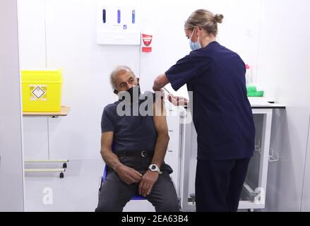 Olivia Smart, fortgeschrittener Praktiker und Verteidiger des Leeds Ladies FC, impft Mewa Singh Khela, 72, mit seiner ersten Dosis des Coronavirus-Impfstoffs Oxford/AstraZeneca im Elland Road Impfzentrum in Leeds. Bilddatum: Montag, 8. Februar 2021. Stockfoto