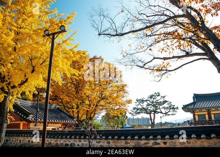 Yeongnamnu traditioneller koreanischer Pavillon im Herbst in Miryang, Korea Stockfoto