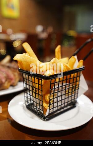 Korb mit frittierten Pommes Frites Stockfoto