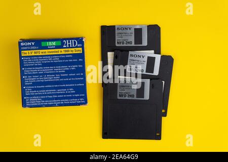 Ukraine, Kiew - 7. Februar 2021: SONY Diskette 3,5 Zoll. Die Disketten 3 2 sind eine Technologie von 80s. Retro-, Vintage- und bunte Computerdiskette Stockfoto
