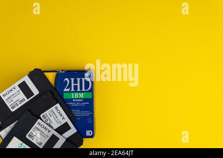 Ukraine, Kiew - 7. Februar 2021: SONY Diskette 3,5 Zoll. Die Disketten 3 2 sind eine Technologie von 80s. Retro-, Vintage- und bunte Computerdiskette Stockfoto