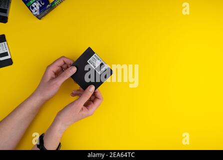 Ukraine, Kiew - 7. Februar 2021: SONY Diskette 3,5 Zoll. Die Disketten 3 2 sind eine Technologie von 80s. Retro-, Vintage- und bunte Computerdiskette Stockfoto