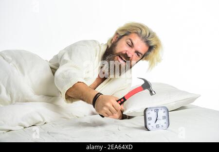 Stress-Konzept. Zeitmanagement. Brauchen, um sich zu entspannen. Nervig klingelender Wecker. Pause Disziplin Regime. Zeit zum Aufwachen. Früh morgens Routine. Bärtiger Mann im Bett mit Wecker klingelt. Stockfoto
