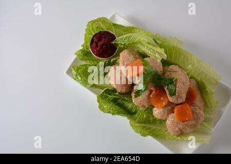 Gefilte Fische mit Karotten, Salat, Rettich. Passah traditionelle jüdische Essen-Feier Konzept Stockfoto