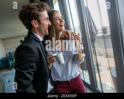 Schöner Mann und attraktive Frau verbringen die Zeit zusammen. Die Kaffeepause und kommuniziert. Stockfoto