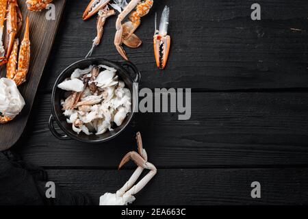 Gekochte Krabben Food-Set, auf schwarzem Holztisch Hintergrund, Draufsicht flach legen, mit Copyspace und Platz für Text Stockfoto