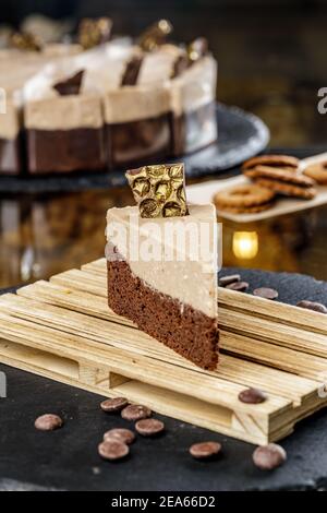 Kastanienkuchen mit Schokoladenmousse. Köstliche Gluten und zuckerfreie Dessert Stockfoto