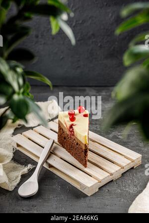 Nahaufnahme eines Stücks köstlicher Kuchen mit roter Johannisbeere und kitschiger Schlagsahne. Leckerer Käsekuchen Stockfoto