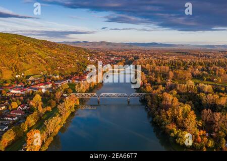 Tokaj, Ungarn - Luftbild der Stadt Tokaj mit Brücken über die Theiß, goldene Weinberge auf den Hügeln der Weinregion an einem sonnigen Herbstmorgen Stockfoto