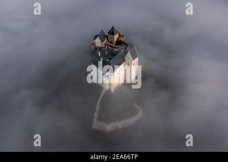 Fuzer, Ungarn - Luftaufnahme des wunderschönen Schlosses von Fuzer, das an einem Herbstmorgen aus dem Nebel steht. Diese Burg wurde in der Zemple gelegen Stockfoto