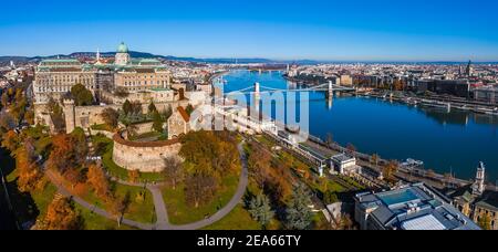Budapest, Ungarn - Luftpanorama des Königspalastes der Budaer Burg mit der Kettenbrücke Szechenyi, dem Parlamentsgebäude, der Donau und dem Stephansdom Stockfoto