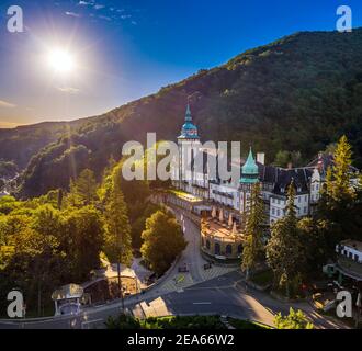 Lillafaured, Ungarn - Luftaufnahme des berühmten Lillafaured Schlosses in den Bergen von Bukk bei Miskolc an einem sonnigen Sommermorgen. Aufgehende Sonne mit Sonne Stockfoto