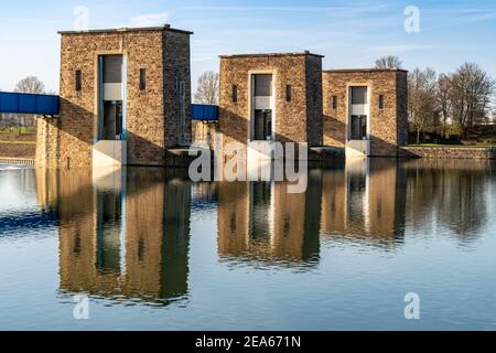 Ruhrwehr, Brücke über die Ruhr in Duisburg, Nordrhein-Westfalen, Deutschland Stockfoto