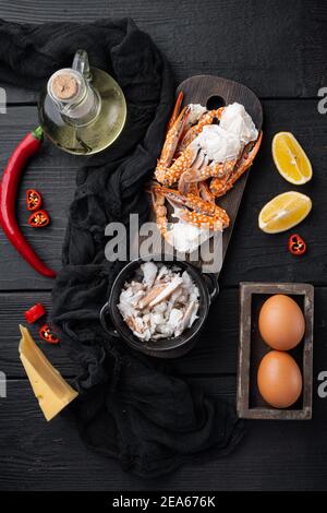 Chili Krabbe seidig Omelette Zutaten Set, auf schwarzem Holztisch Hintergrund, Draufsicht flach legen Stockfoto