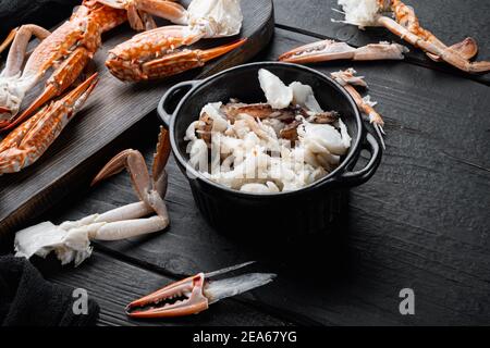 Thai blau schwimmende Krabben gekochtes Fleisch Teile Set, auf schwarzem Holztisch Hintergrund Stockfoto