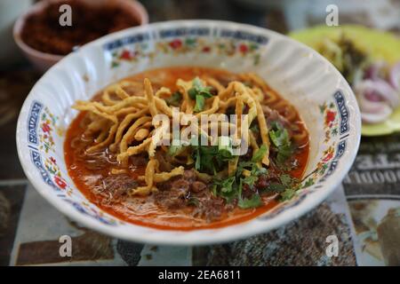 Northern Thai Curry Noodles Suppe, khao soi lokale thai Street Food Stockfoto