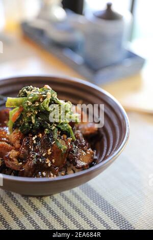 Gegrilltes Schweinefleisch Schüssel japanische buta Donburi auf Holz Hintergrund Stockfoto
