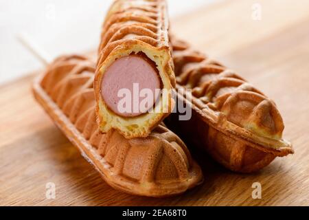 Drei Waffel Maishunde auf Holzhintergrund Stockfoto