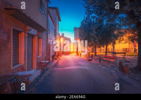 Bolgheri mittelalterliche Dorfstraße bei Sonnenuntergang. Castagneto Carducci, Toskana, Italien, Europa. Stockfoto