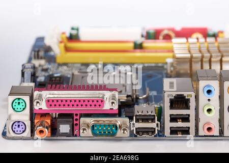 Die Rückseite der Hauptplatine mit verschiedenen Anschlüssen. Nahaufnahme. Stockfoto