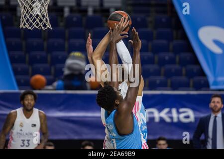 Alex Tyus während Real Madrid Sieg über Movistar Estudiantes 65 - 79 in Liga Endesa regulären Saison Spiel (Tag 23) gefeiert in Madrid (Spanien) im Wizink Center. Februar 7th 2021. (Foto von Juan Carlos García Mate / Pacific Press) Stockfoto