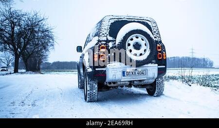 Wintereinbruch in NRW am 8.2.2021 unterwegs mit einem Land Rover Defender 110 Typ 663 im Schnee Stockfoto