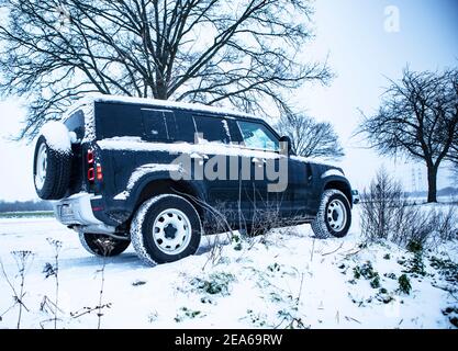 Wintereinbruch in NRW am 8.2.2021 unterwegs mit einem Land Rover Defender 110 Typ 663 im Schnee Stockfoto