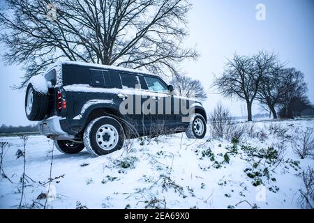 Wintereinbruch in NRW am 8.2.2021 unterwegs mit einem Land Rover Defender 110 Typ 663 im Schnee Stockfoto