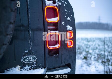 Wintereinbruch in NRW am 8.2.2021 unterwegs mit einem Land Rover Defender 110 Typ 663 im Schnee Stockfoto